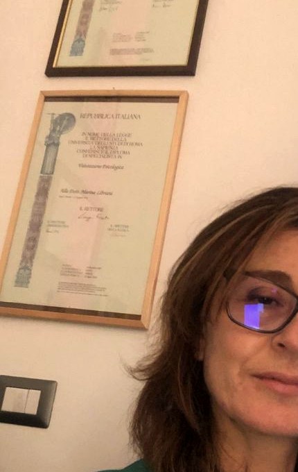 Il titolo di laurea incorniciato alla parete dello studio